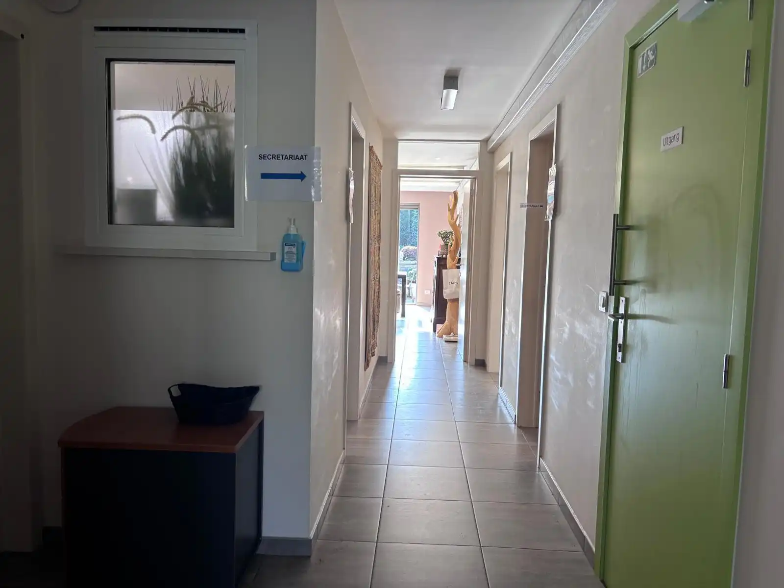 Instapklaar praktijk-/kantoorpand in het centrum van Tielt. foto 6