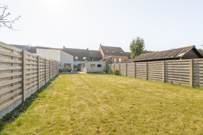 Instapklare woning met grote garage en tuin. foto 18