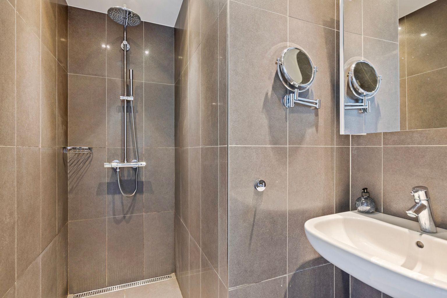 Ruime asbest vrije villa met magazijn en zwembad  foto 13