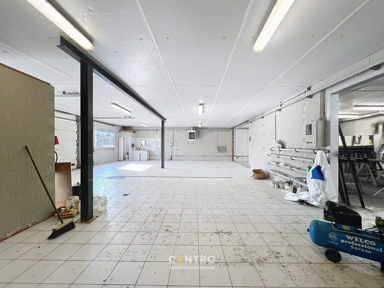 Magazijnen met kantoorgedeelte, garages én RUIM verhard buitenterrein, rustig gelegen in centrum Hooglede! foto 8