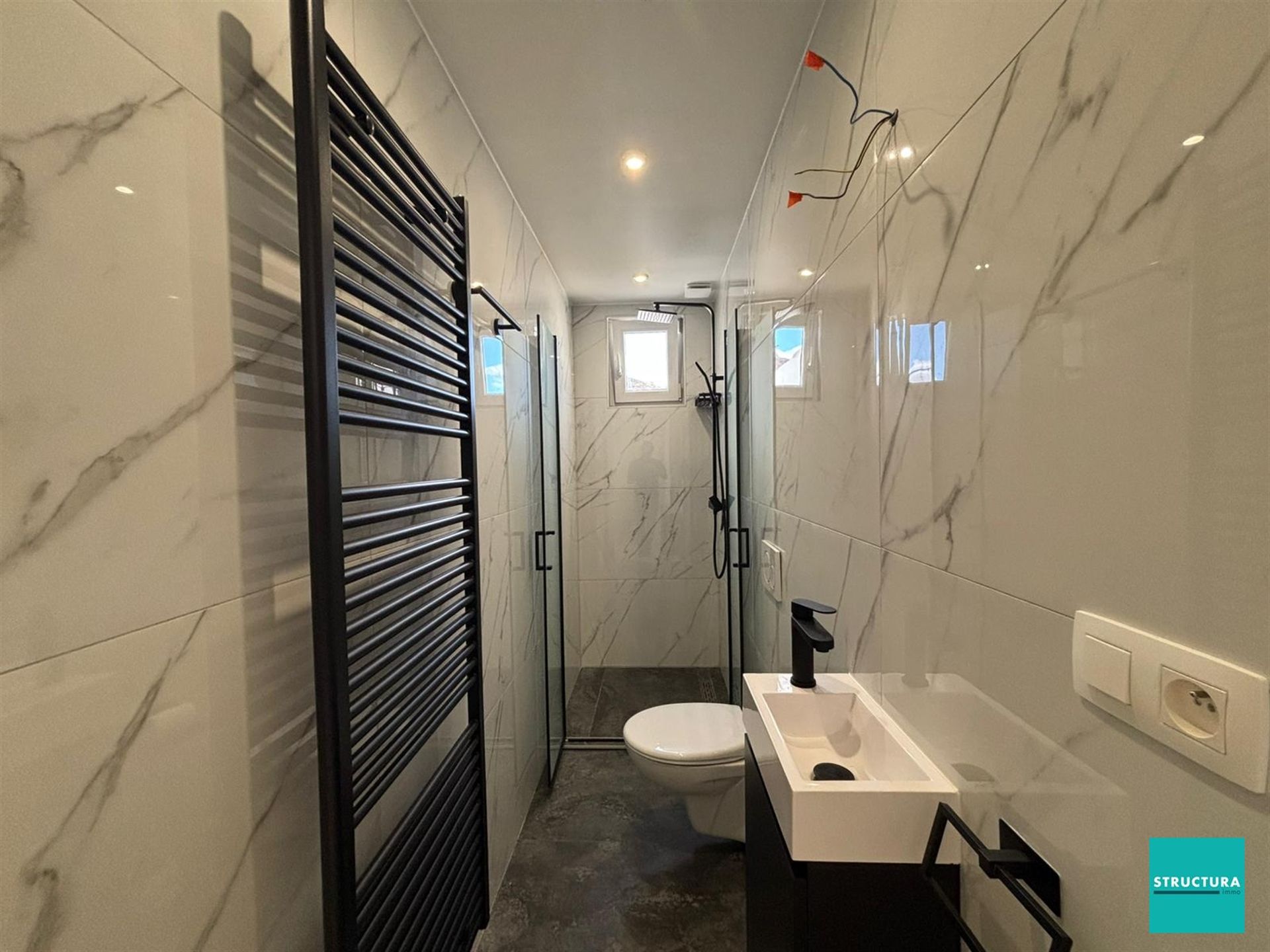 Volledig gerenoveerde, ruime woning met vlotte bereikbaarheid! foto 14