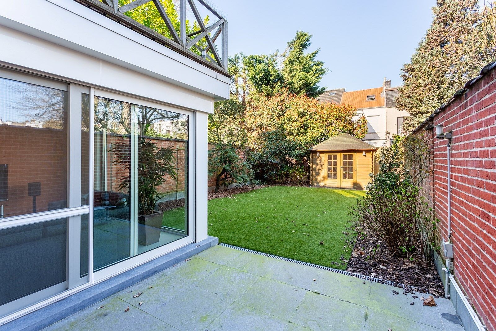 Gemeubeld luxueus 1-slaapkamerappartement met tuin foto 4