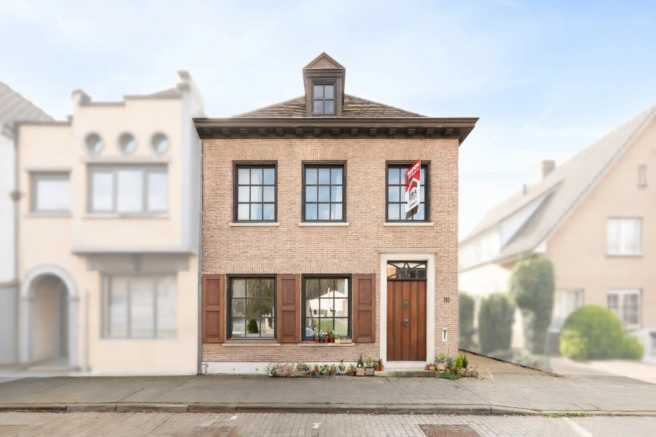 Centraal gelegen burgerwoning met garage en ruime tuin foto 2