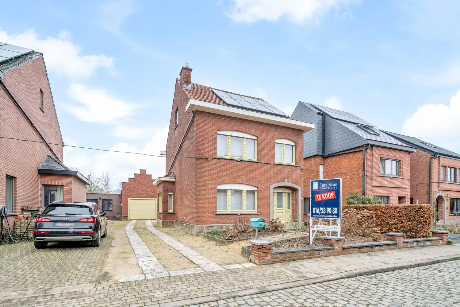 Hoofdfoto van de publicatie: Goed gelegen en vrijstaande woning met 2 slaapkamers, uitbreidingsmogelijkheden onder het dak en een oprit met een garage op een perceel van 9a 96ca grenzend aan en met de tuin deels gelegen in agrarisch gebied!