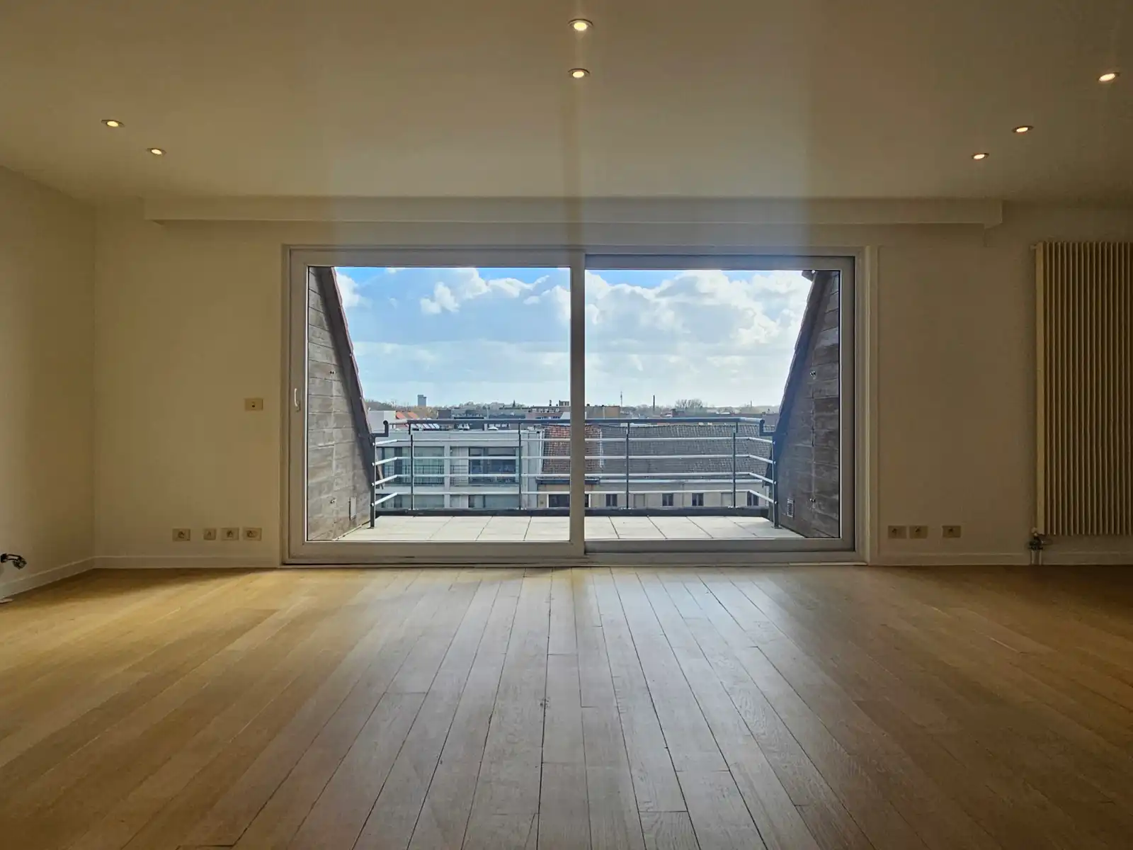 Lichtrijk duplex appartement met 2 slaapkamers en dubbele garage! foto 7