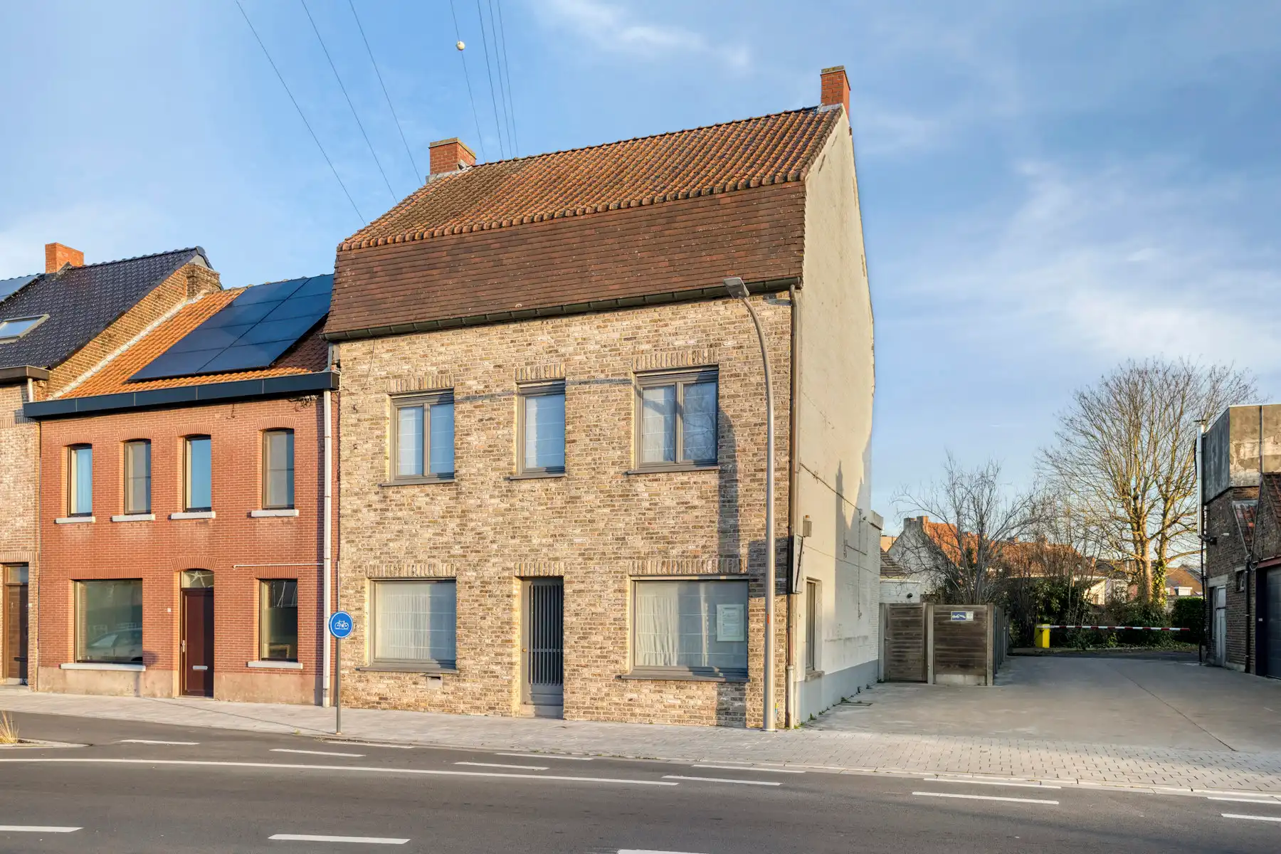 Hoofdfoto van de publicatie: Ruime halfopen bebouwing met 4 slaapkamers!