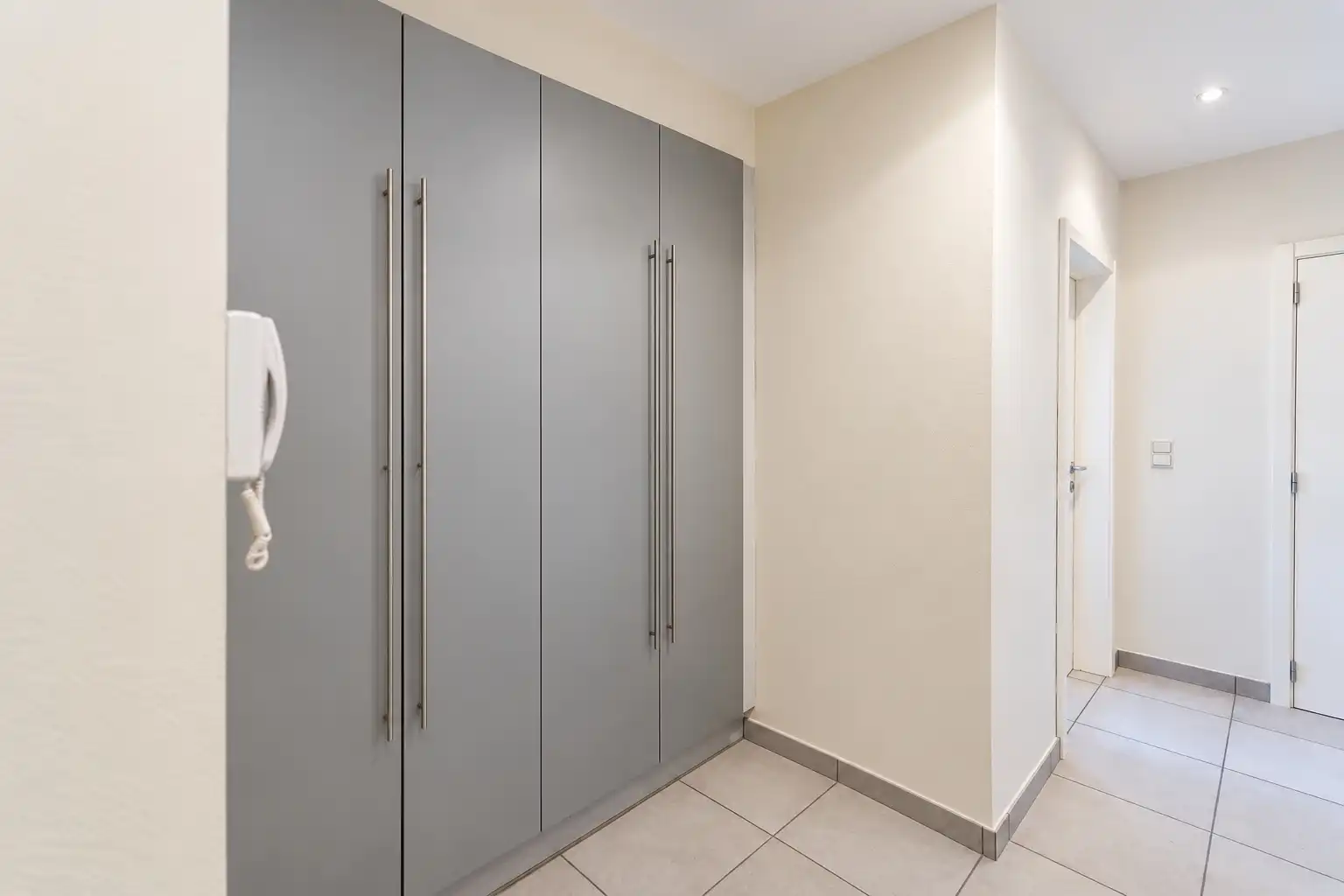 Ruim appartement met 2 slaapkamers, zonnig terras en parkeerplaats foto 5