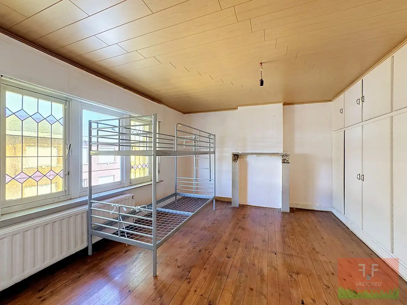 Open bebouwing met 6 slaapkamers, 3 badkamers, inpandige garage en ruime tuin foto 8