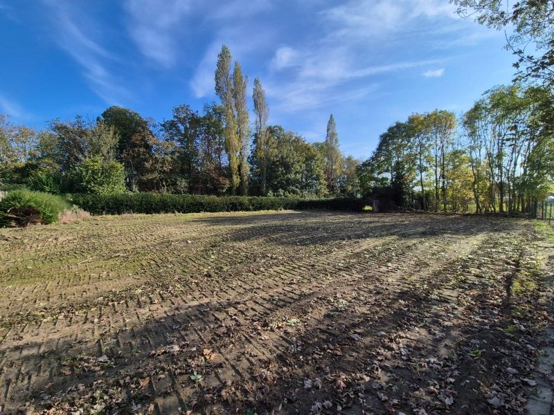 Hooglede-Sleihage. Op een boogscheut van Roeselare. Prachtig gelegen perceel 1386m2  - BOUWGROND + WEILAND met aparte inrit. foto {{pictureIndex}}