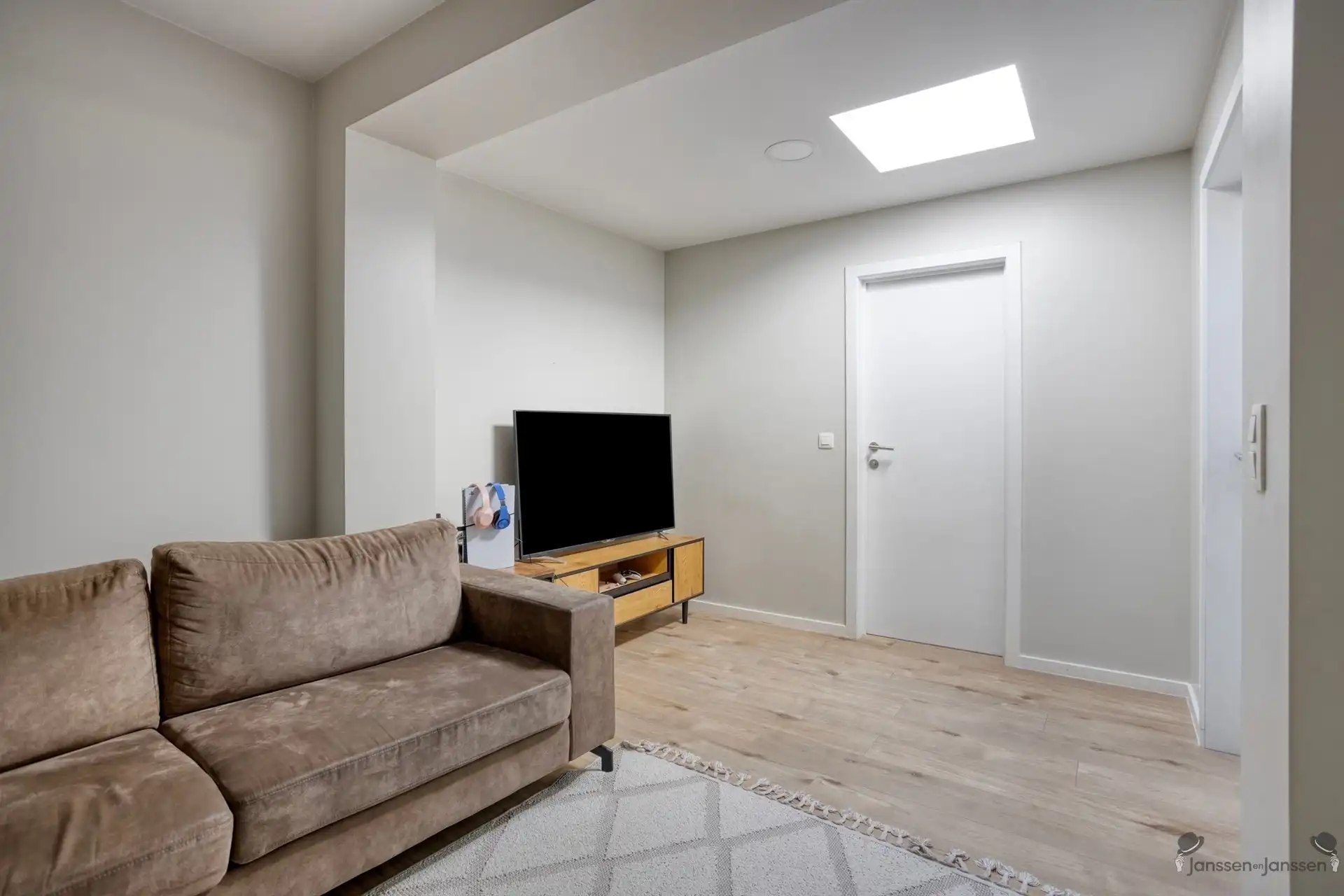 Volledig gerenoveerde woning te Genk foto 8