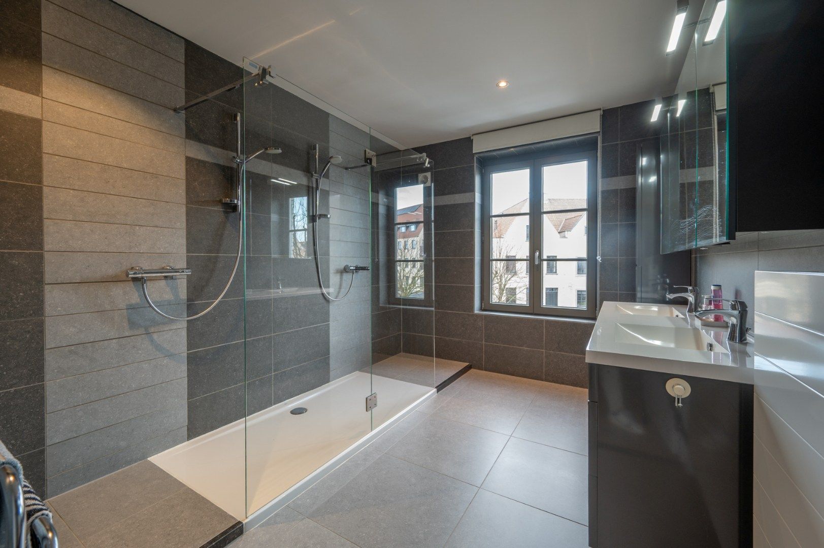 Prachtige en zéér ruime woning met kwaliteitsvolle afwerking foto 19