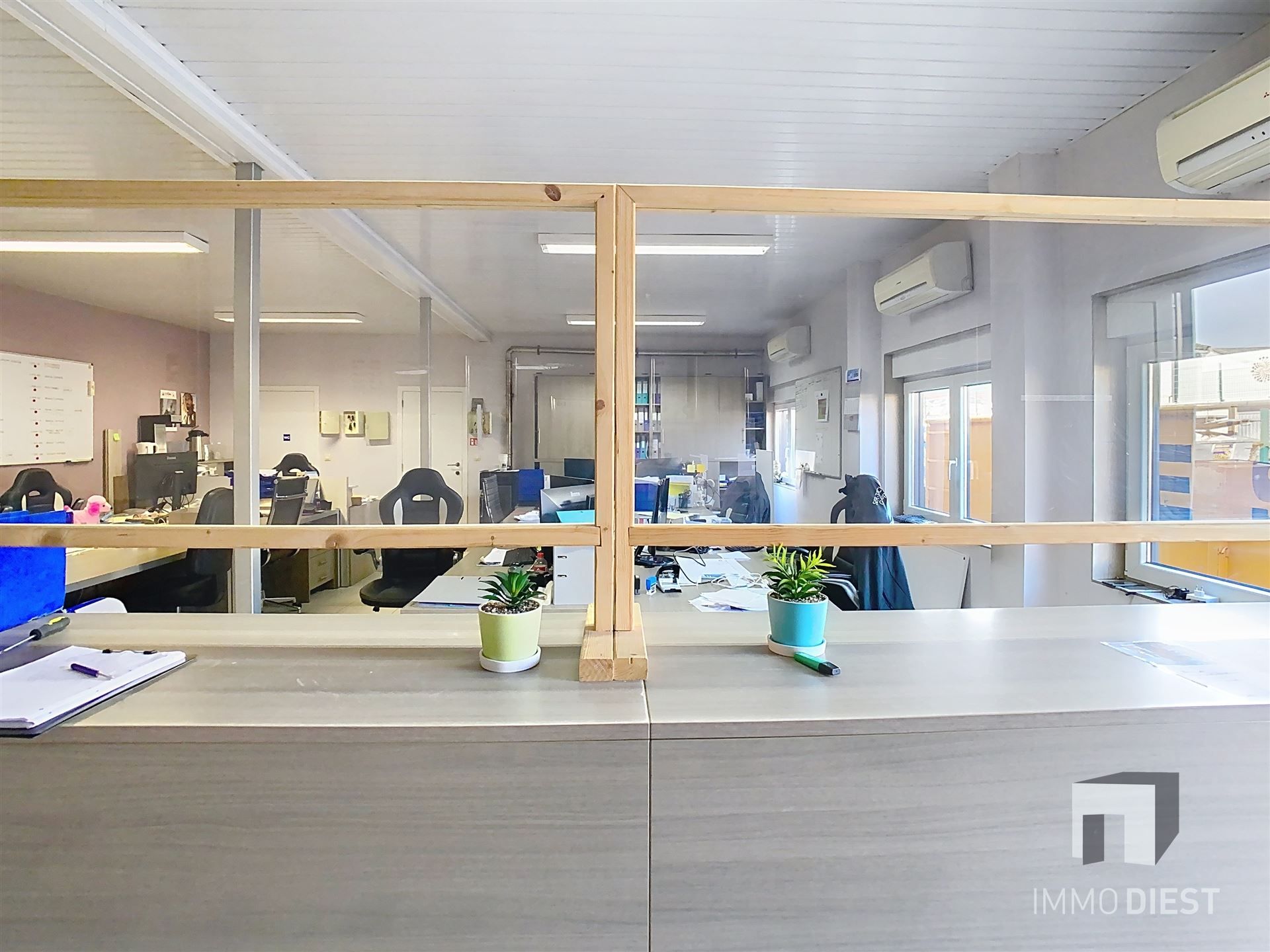 Industrieel gebouw met magazijnen en burelen foto 6