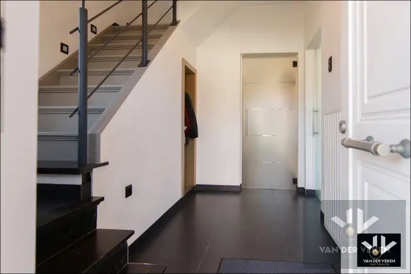 VOLLEDIG GERENOVEERDE, INSTAPKLARE GEZINSWONING foto 9