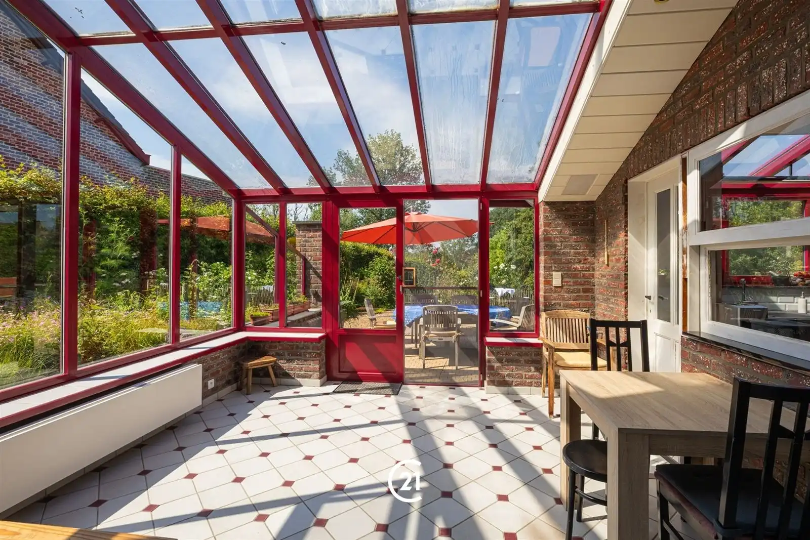 Ruime gezinswoning met zuidgerichte tuin en dubbele garages op 8are05 foto 15