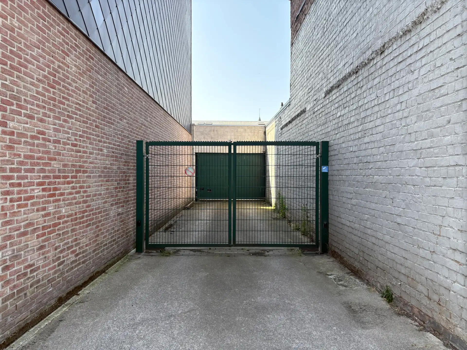 Ruime autostaanplaats nabij de Markt van Deinze foto 2