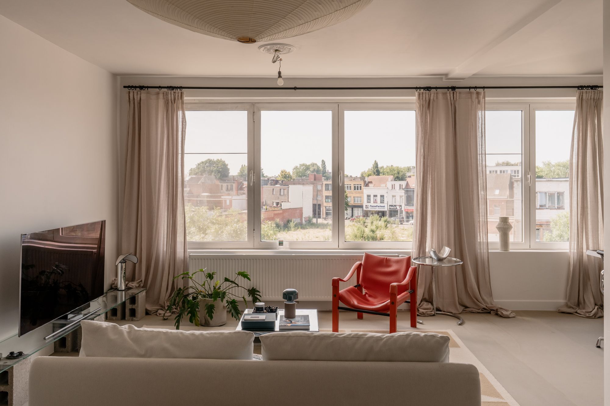 Blinkend bovenstuk (lees: dakappartement) op een paar stappen van het Rivierenhof foto {{pictureIndex}}