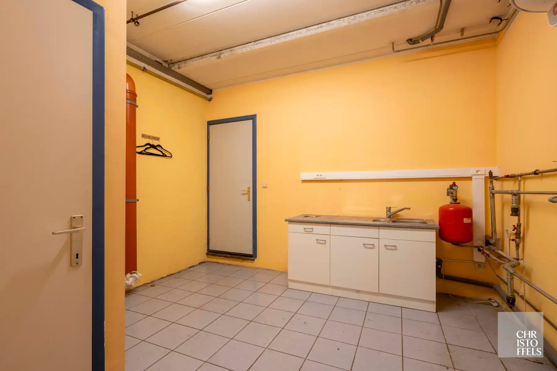 Gebouw voor gemengd gebruik van 572m² - Winkel/kantoor(49m²) - Werkplaats/magazijn(336m²) - Bovenwoning(187m²) foto 10