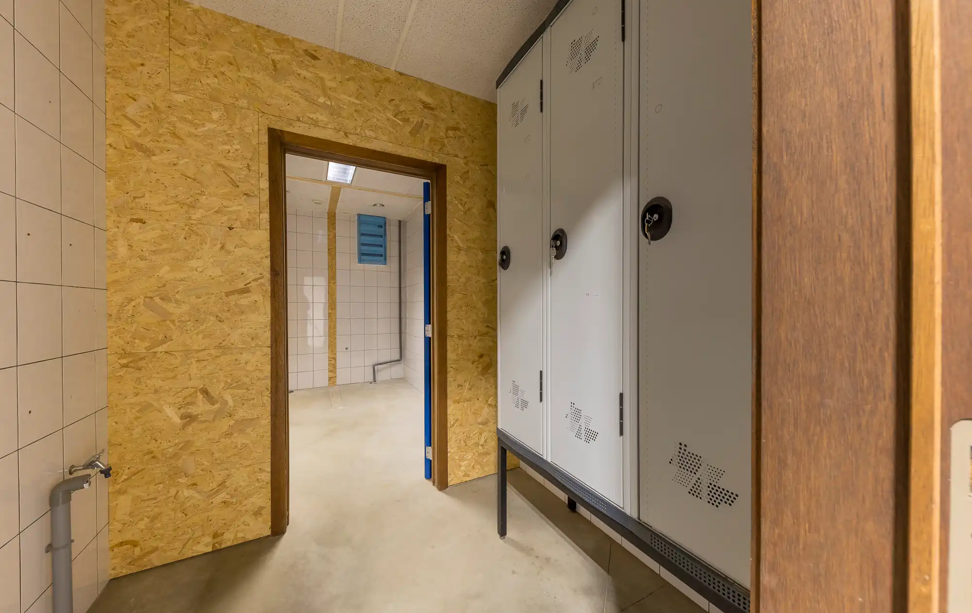  Zoeken op trefwoorden ... Vergelijk aanbiedingen TE KOOP: Bedrijfshal van 850m2 op gunstige locatie in Bree (industrieterrein Vostert) foto 5