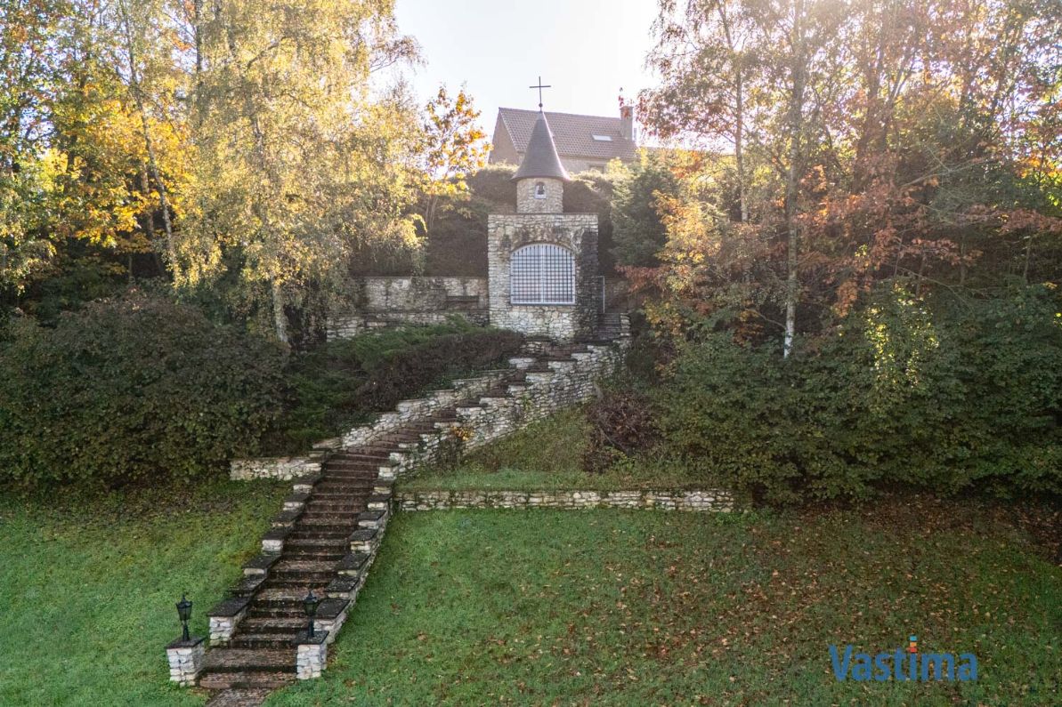 Statige villa met enorm potentieel in een prachtige groene omgeving foto 32