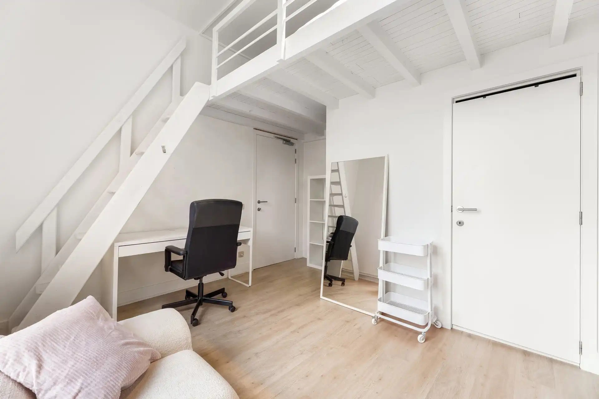 Karaktervol studentenhuis met 9 verhuurde entiteiten foto 19