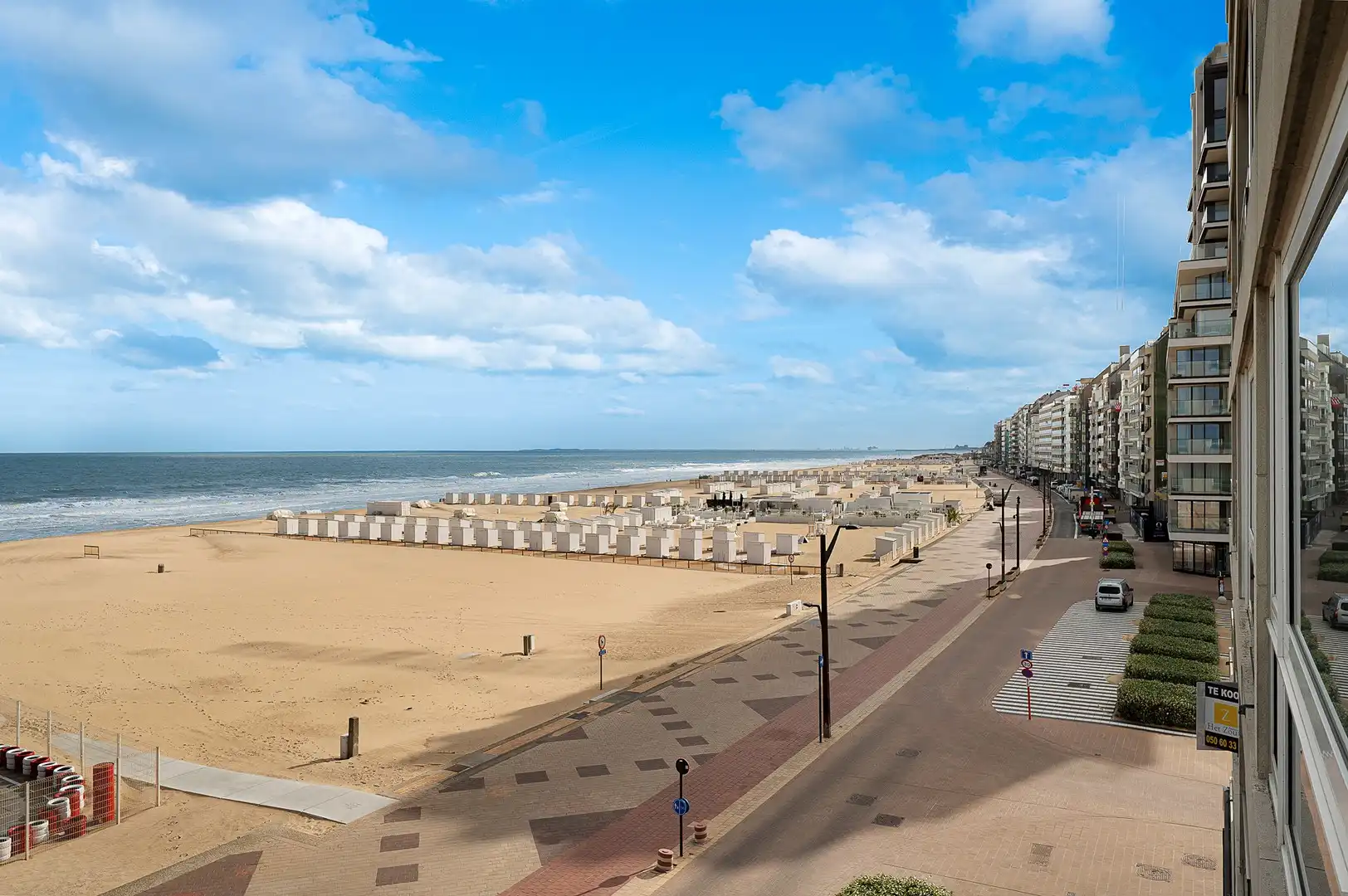 Appartement met frontaal zeezicht en een gevelbreedte van circa 6 meter, gelegen op een absolute toplocatie in het Zoute. foto {{pictureIndex}}