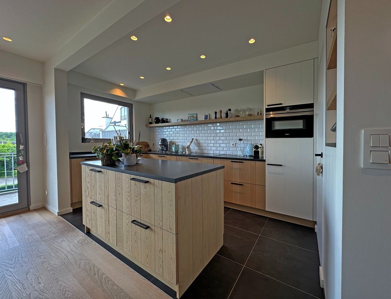 Prachtig 3 slaapkamer appartement met mooi terras in Wijnegem! foto 3
