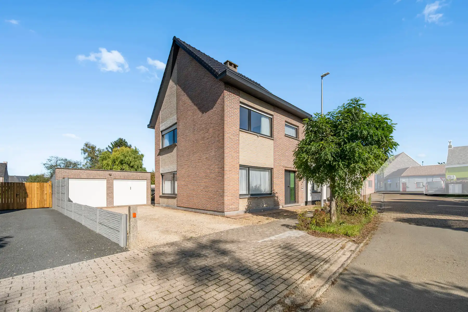 Woning met 2 garageboxen en tuin  foto 2