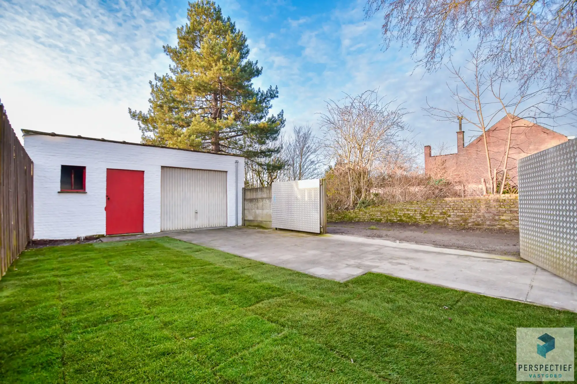 GERENOVEERDE woning met 3 slaapkamers en ZONGERICHTE tuin met uitweg en GARAGE foto 2