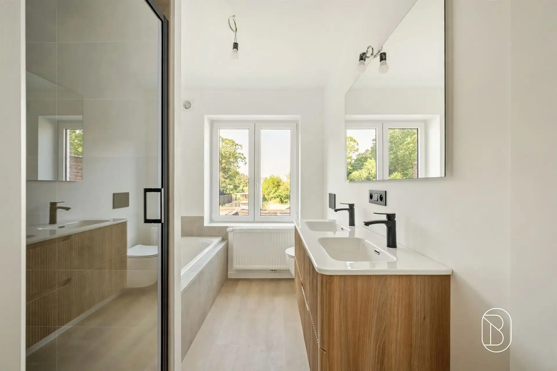 Charmant gerenoveerde woning met grote aangename tuin en handige oprit. foto 12
