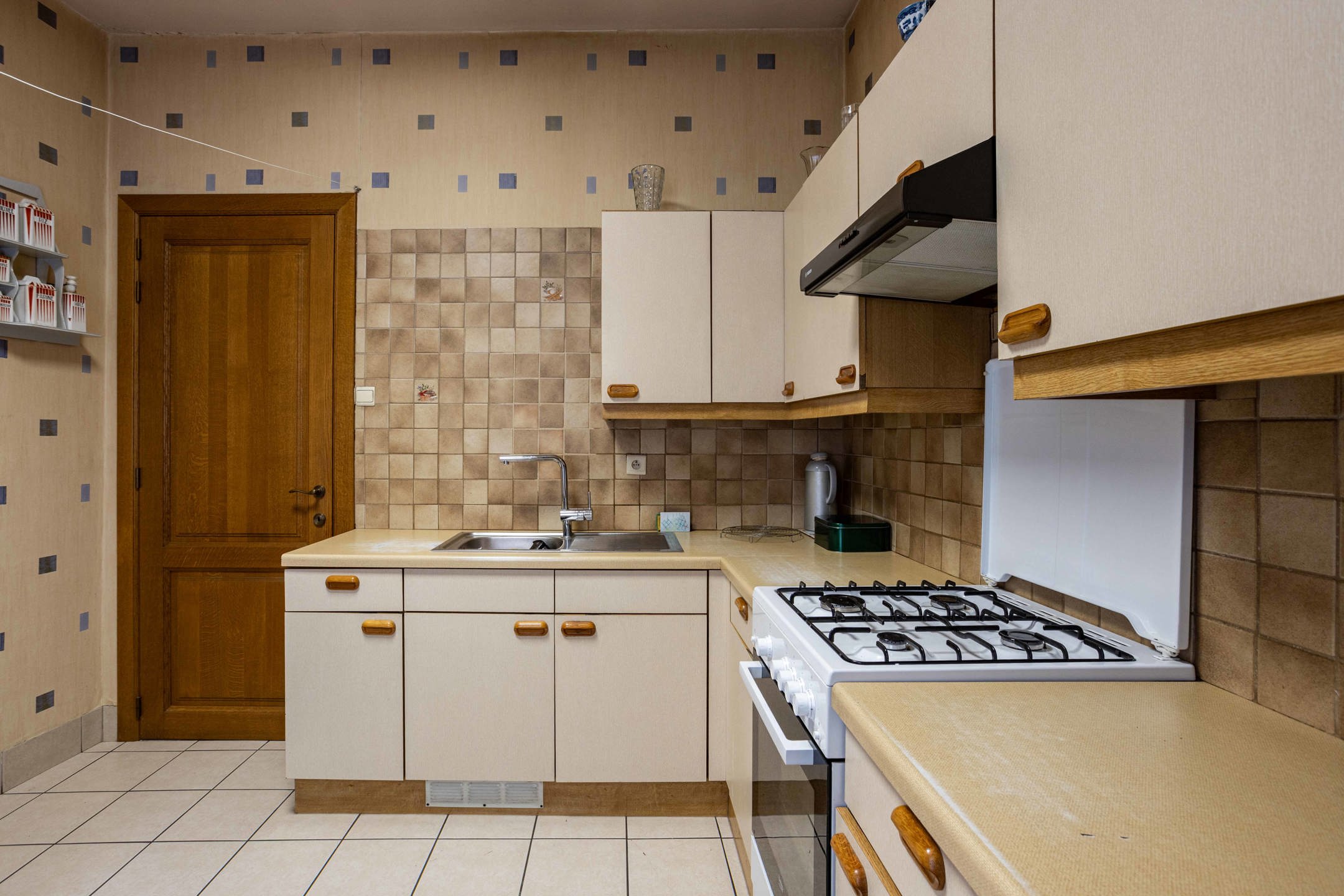  Verassend ruime, te renoveren woning in Ronse foto 12