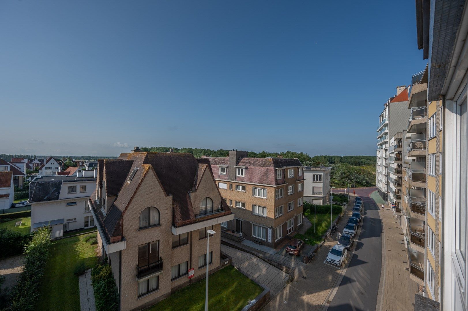 Totaal gerenoveerd appartement te Duinbergen vlakbij het strand foto 8