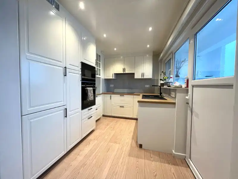 GERENOVEERD TWEE SLAAPKAMERAPPARTEMENT MET GARAGE TE HUUR foto 3