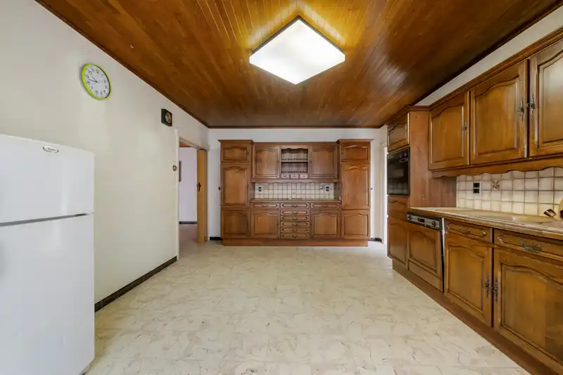 Westrozebeke-centrum. Te renoveren half open bebouwing, uitzonderlijke grote woning met veel bergruimte en garage. Potentieel als woonruimte 165-225m2. Tuin en tuinhuis. foto 10