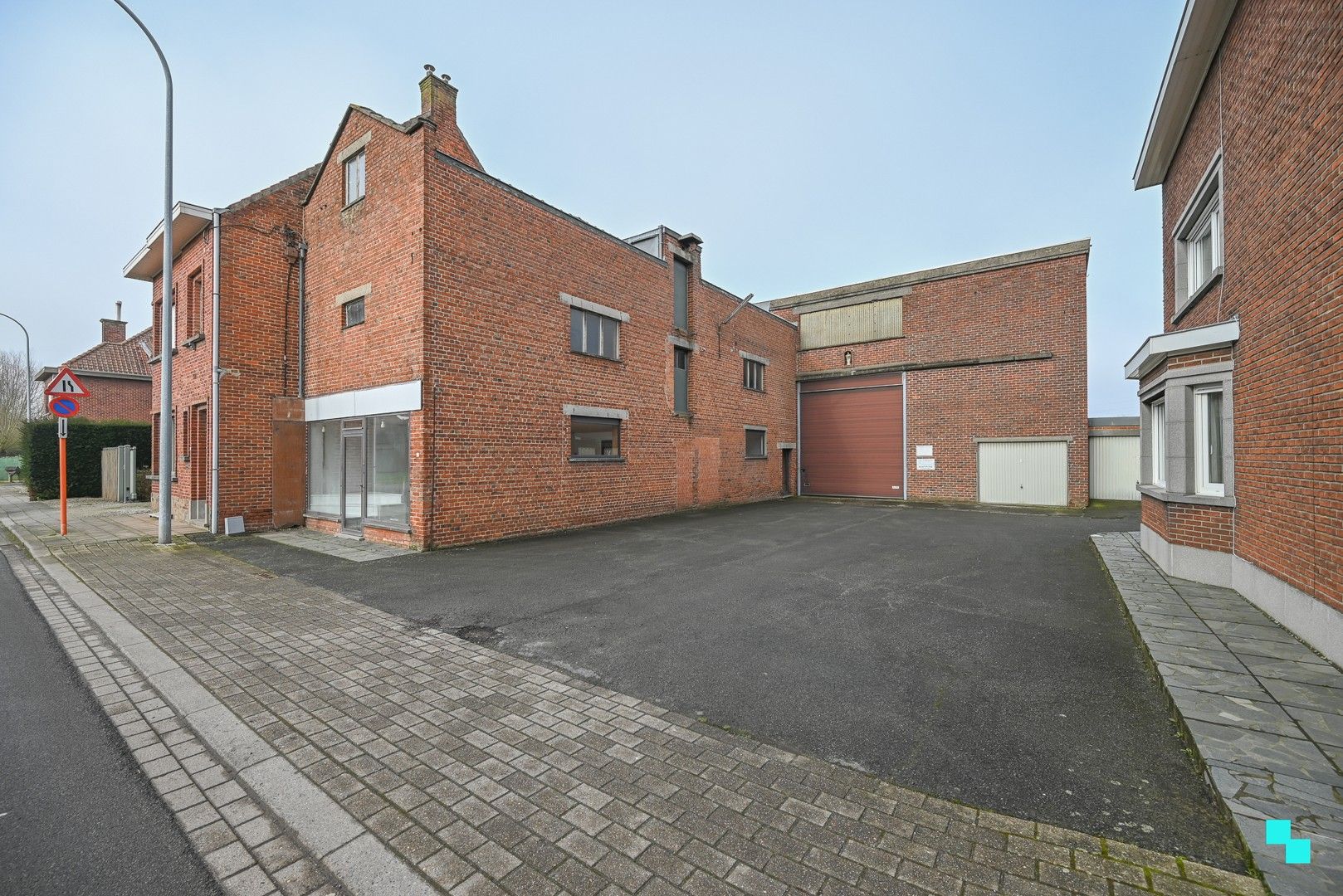 Ruime opslagplaats met voorliggende parkeerplaats te Izegem, Bosmolens foto 3