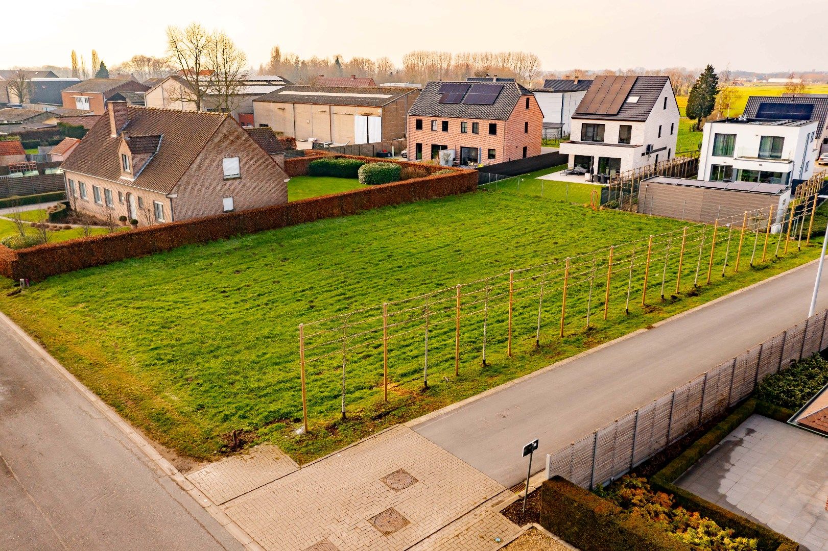 RUIM PERCEEL BOUWGROND 936 m² MET DIVERSE MOGELIJKHEDEN  foto 2