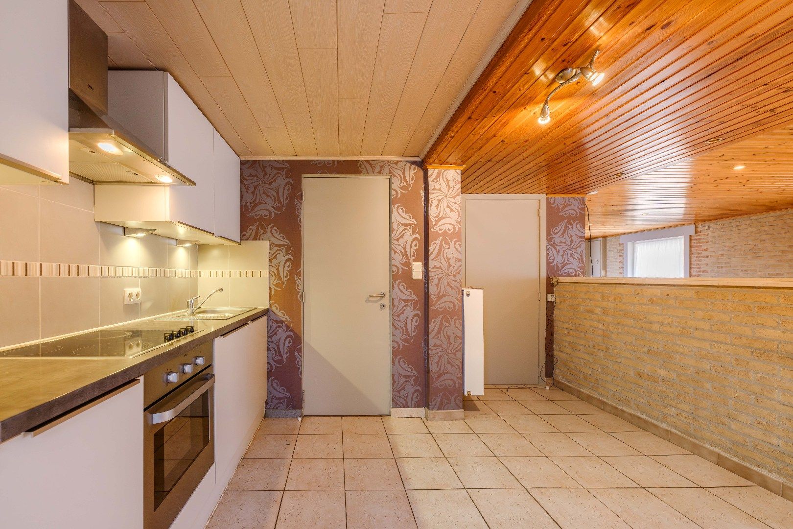 INSTAPKLARE STADSWONING (2 SLPKS) IN HARTJE TIELT MET GARAGE! foto 6