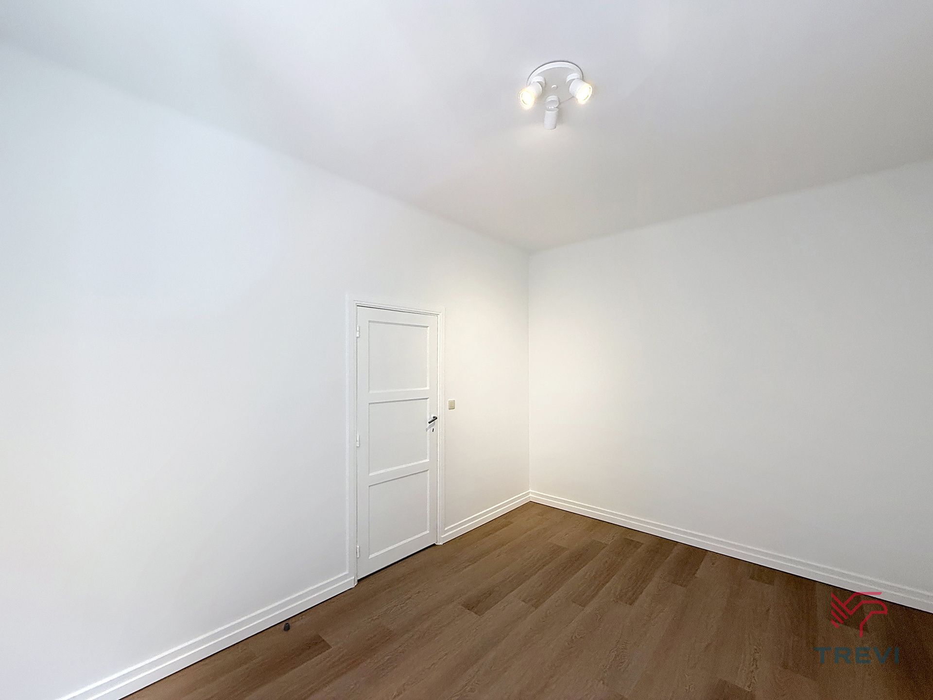 Volledig gerenoveerd appartement met 2 slaapkamers + studeerkamer! foto 12