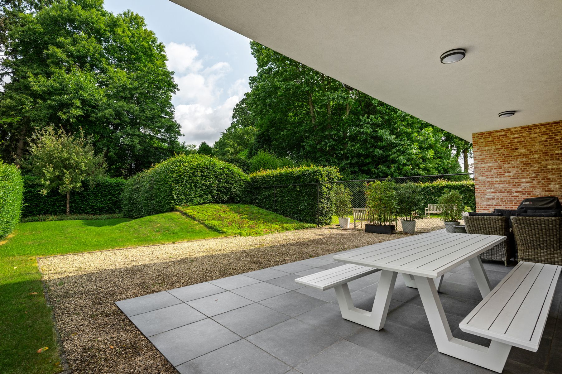 Luxe gelijkvloersapp. met ondergrondse parking en tuin. foto 4