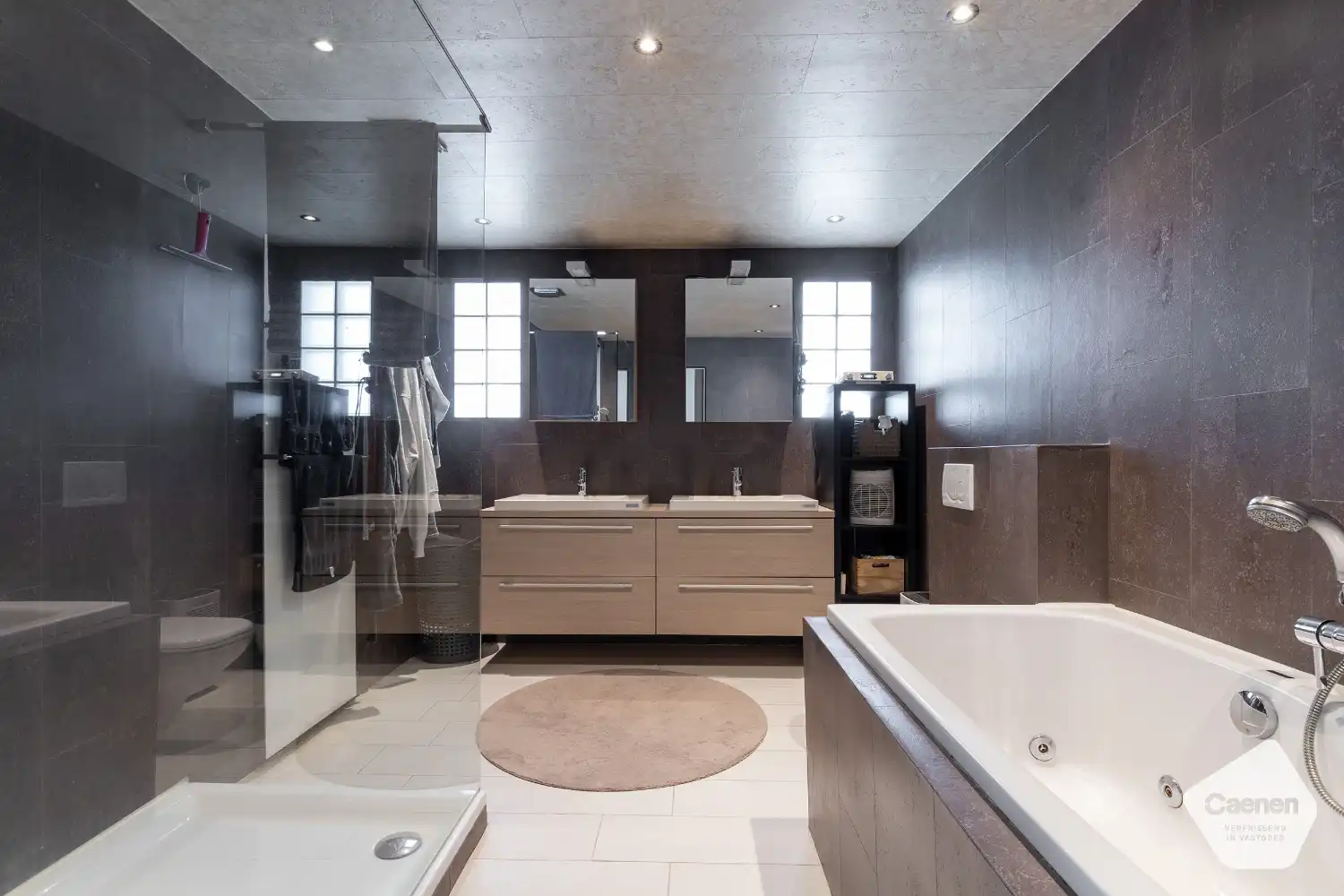 Moderne bungalow met 3 slaapkamers, aangelegde tuin en zwembad. foto 8