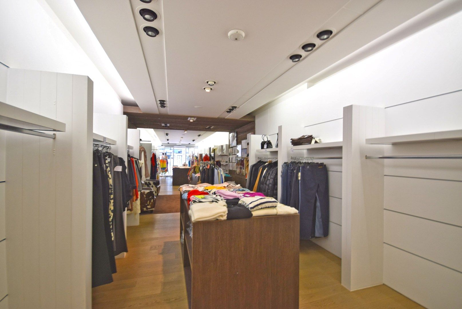 HANDELRUIMTE MET MAGAZIJN IN HET STADSCENTRUM VAN ROESELARE  foto 3
