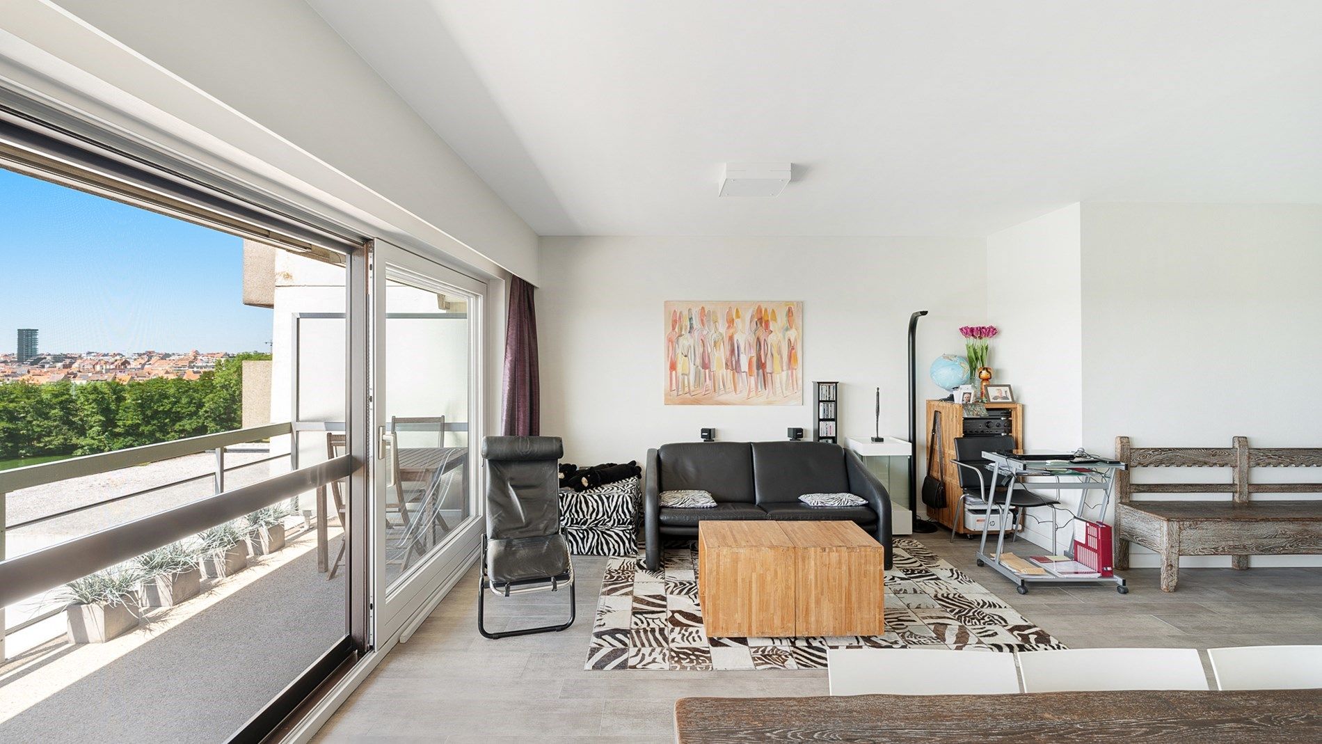 Ruim, gerenoveerd appartement met 3 slaapkamers foto 2