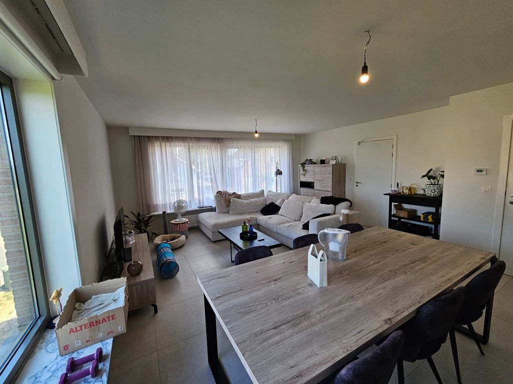Goedgelegen en volledig vernieuwd appartement foto 5