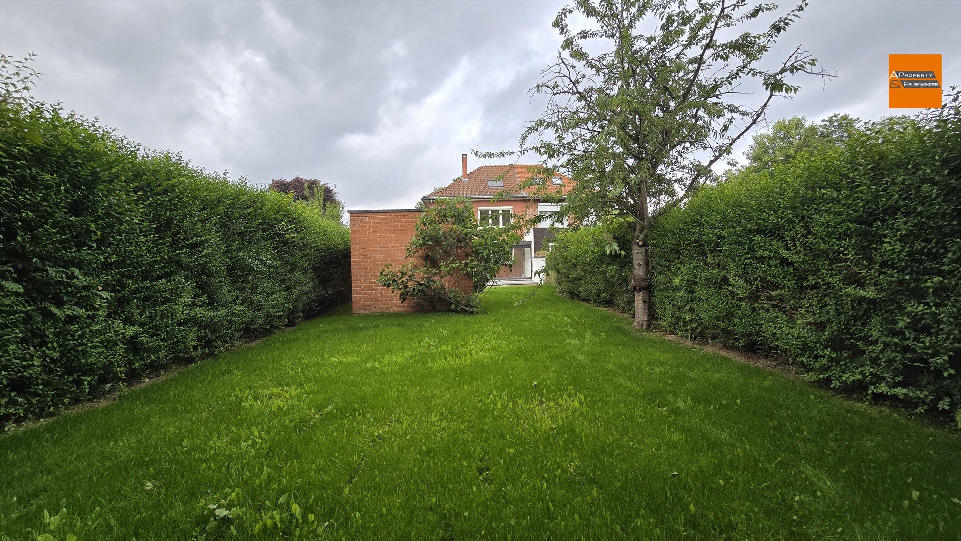 Volledig gerenoveerde woning met 4 slaapkamers en zonnige tuin in rustige wijk foto 24