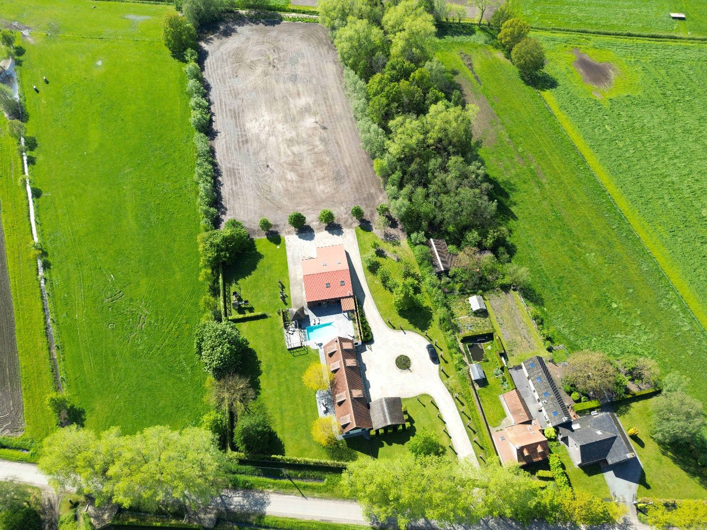 Subliem villa-landhuis met meerdere polyvalente bijhuizen, zwembad en prachtige zichten over de weidse polders  foto 5