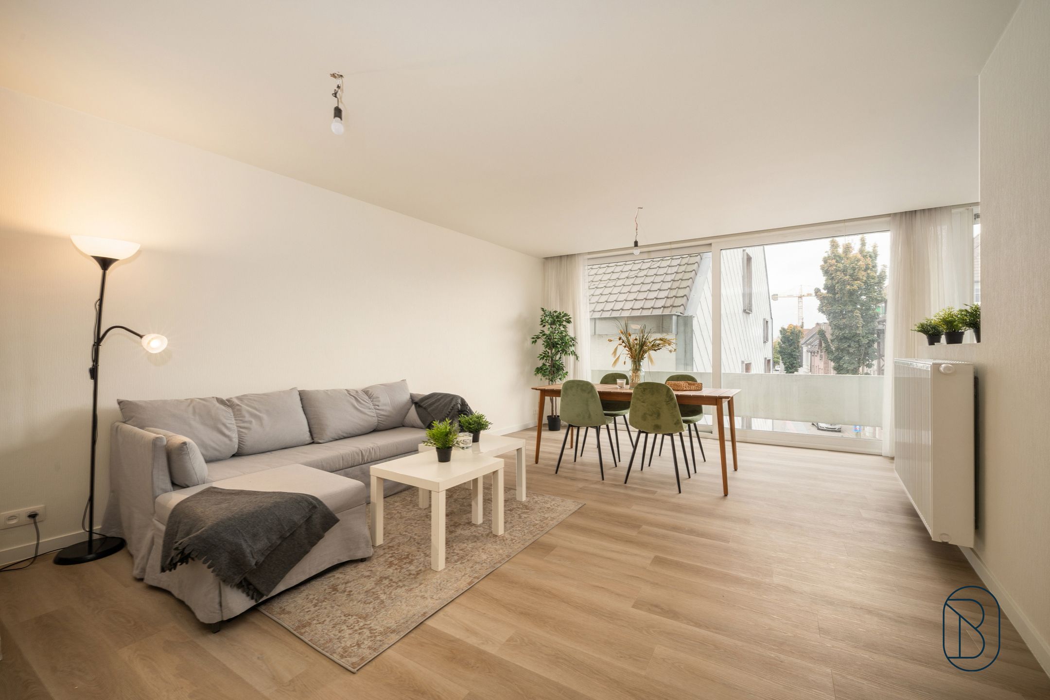 Volledig gerenoveerd appartement met 2 slk in Harelbeke foto {{pictureIndex}}