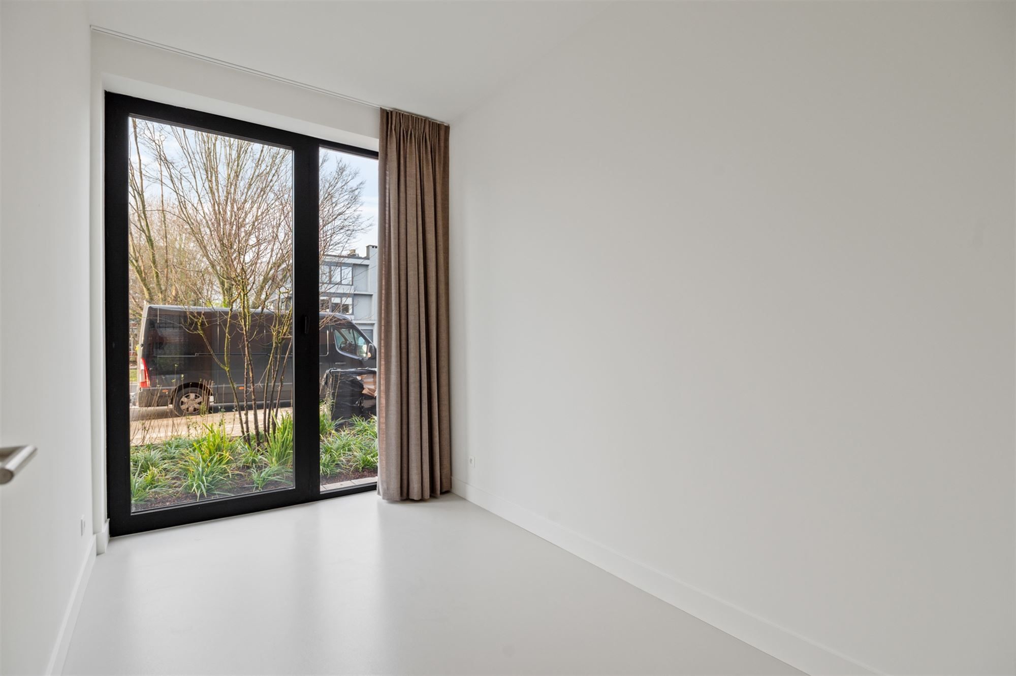 Modern 2 slaapkamer appartement met tuin en terras  foto 8