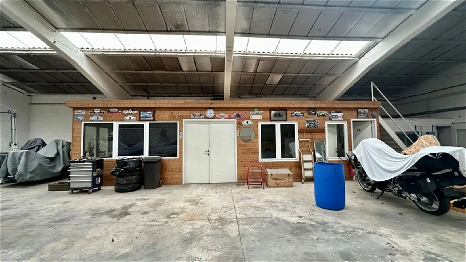 Ruime loods met kantoor en buitenterrein te Ieper foto 7