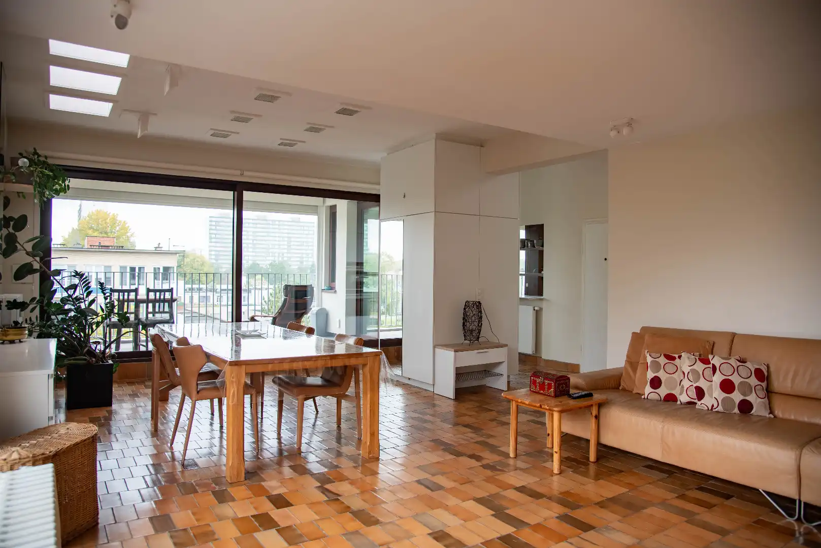 Gemeubeld 2-slaapkamerhoekappartement met groot terra foto {{pictureIndex}}