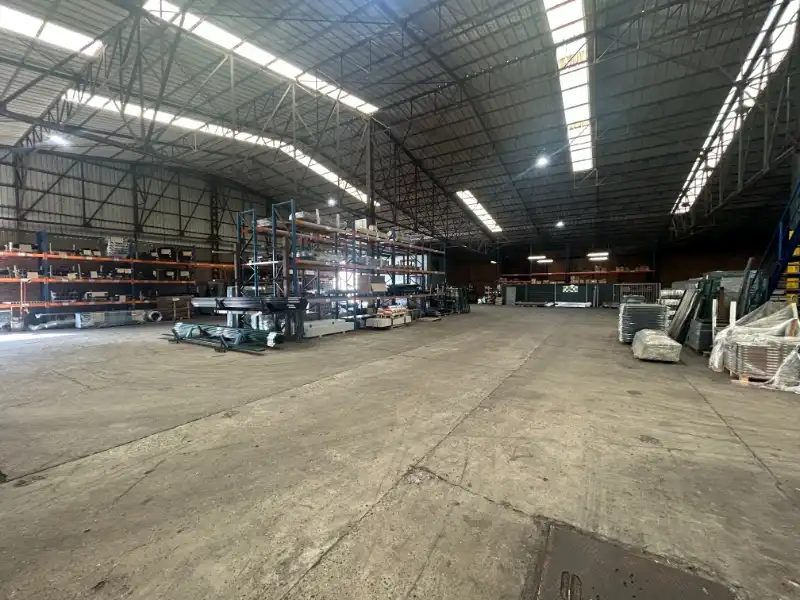 Ruim industrieel magazijn van ca. 6.900 m² met parkeerfaciliteiten foto 13