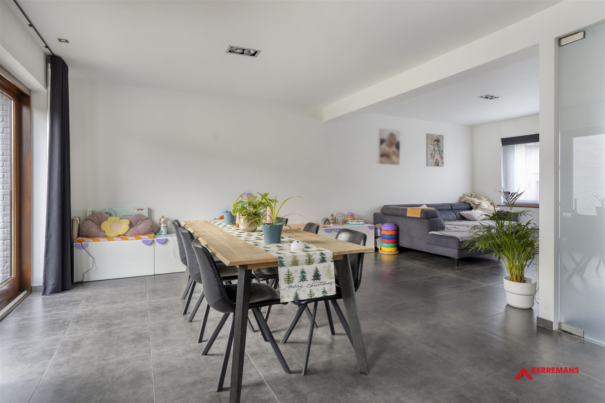 Instapklare woning met 4 slaapkamers , tuin en garage. foto 7